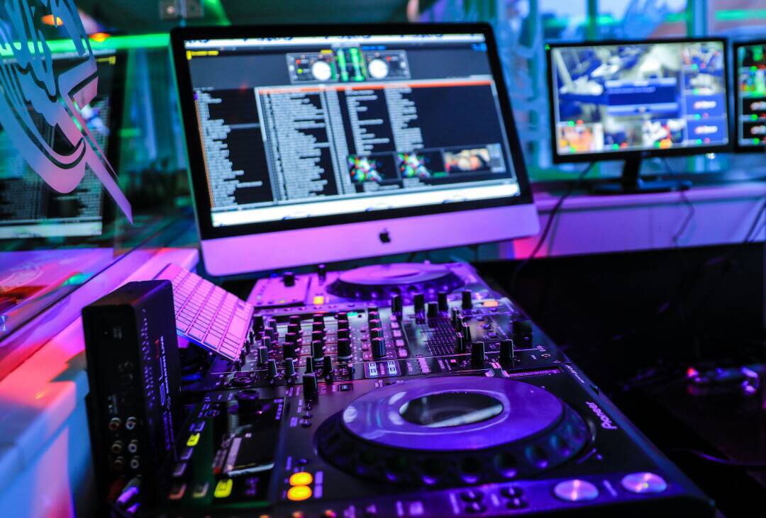 Liquid Silk  Bar & Lounge Naalya Kampala Uganda, Good food in Kampala, Food & Drink, Top Bar, Top Restaurant, Lounge, Top Bar and Lounge, Food, Beer, Wine, Spirits, Cocktail bar, Corporate Hangout, Cheap Beer, Great Place to Drink after work , Gins and local beers, grilled food and wood-fired pizzas, Chatting and Drinking, Chilling with friends and mates, Date night, Eating and Drinking, Private parties, Drinking and Dancing, Cocktail Bar, Lounge Bar, Party Bar,  Kampala Pub, Lively DJ nights,  Lively Music, Great Beer Drink Out, Tasteful Delicious food in Kampala, Amazing Drinking Joint in  Kampala Uganda, Ugabox